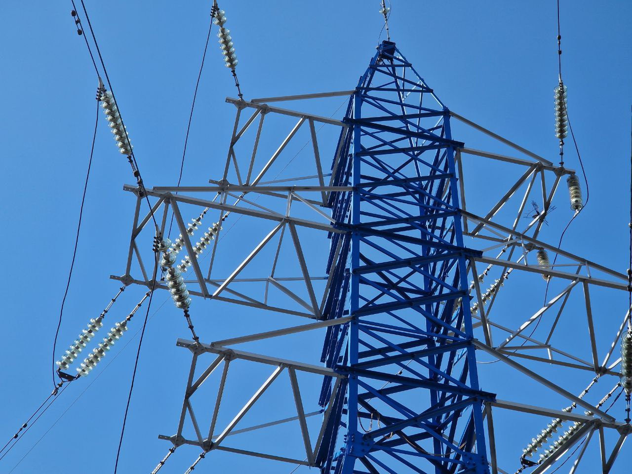 Росатом прогнозирует рост потребления электроэнергии к 2050 году до 50 тыс ТВт ч Представитель Росатома спрогнозировал рост потребления электроэнергии к 2050 году до 50 тыс ТВт ч В 2024 году этот показатель составлял 30 86 тыс Твт ч Об этом заявил Кирилл Комаров первый заместитель генерального директора Директор блока по развитию и международному бизнесу госкорпорации Росатом на полях XVIII Веронского Экономического Форума который проходит в Стамбуле Если смотреть в будущее то к 2050 году мировое потребление может достигнуть 50 трлн Квт ч Это значит что одна из главных задач которые сегодня решает весь мир это как обеспечить жителей нашей планеты стабильной чистой электроэнергией И мы уверены что решение этой задачи невозможно без атомной энергетики заявил Комаров Он также напомнил что Росатом участвует в строительстве АЭС Аккую в провинции Мерсин в Турции первой атомной электростанции в Турции По его словам это взаимовыгодный проект который способствует укреплению партнерства между Россией и Турецкой Республикой Первый блок АЭС Аккую начнет электрогенерацию уже в 2026 году как и было запланировано заявил Альпарслан Байрактар министр энергетики и природных ресурсов Турецкой Республики Он подчеркнул что эта электростанция является крупнейшим энергетическим проектом когда либо реализованным в Турции Однако сотрудничество Турции и России в атомной энергетике не ограничивается проектом АЭС Аккую Байрактар напомнил что между двумя странами существует стратегическое долгосрочное сотрудничество включающее технологическую трансформацию подготовку специалистов и промышленное участие Турция намерена в 2050 году обеспечить 20 ГВт атомной энергии как за счет крупных блоков так и за счет малых модульных реакторов К настоящему моменту общая энергетическая мощность Турции достигает 121 ГВт За последние 20 лет экономика Турции выросла почти в 4 раза Энергия находится в центре экономического роста Турции и наша цель обеспечить надежные поставки доступной энергии подчеркнул Байрактар