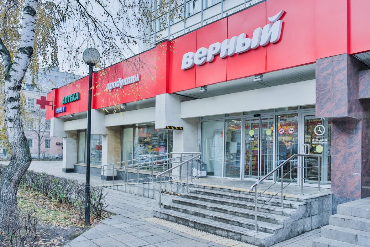 Сеть супермаркетов Верный может сменить владельца Основатель сети Андрей Рогачев не так уж и верен своему детищу и сейчас в активном поиске он может продать компанию за 25 35 млрд руб Ключевыми претендентами выступают крупнейшие торговые сети Лента Магнит Х5 Сеть Верный созданная в 2012 году объединяет более 1 200 магазинов в Москве Питере Великом Новгороде Ярославле Калуге Екатеринбурге Владимире Туле Твери и прилегающих областях Выручка компании в 2024 году составила 136 9 млрд руб увеличившись на 10 6 год к году Чистая прибыль выросла почти в 3 раза до 616 млн руб За 9 месяцев этого года ритейлер открыл 75 магазинов в 2 раза больше чем за полный 2024 год При этом на рынке говорят что рентабельность Верного по чистой прибыли составляет всего 0 5 при среднерыночных 2 5 а ещё ритейлер предлагает цены на 2 5 выше чем в дискаунтерах при сопоставимом качестве обслуживания ритейл новостиритейла Верный супермаркеты продукты сделка retail retailnews FMCG Знание сила Подписка кнопка