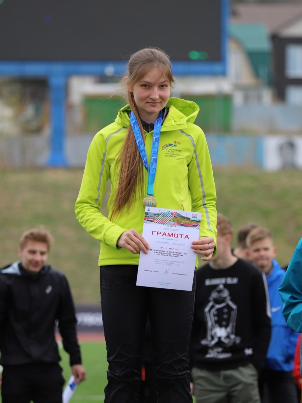 Сахалинская легкоатлетка взяла серебро всероссийских соревнований Состязания посвященные памяти заслуженного тренера России Ю М Красильникова прошли в Казани Они собрали около 1000 юных легкоатлетов из 41 региона     Воспитанница сахалинской спортшколы олимпийского резерва летних видов спорта Екатерина Жуликова заняла второе место в беге на 400 метров среди юниорок до 20 лет Ее результат составил 58 26 секунды новый личный рекорд спортсменки сообщили в региональном минспорта Гордимся землячкой   Подписаться на нас Telegram I MAX Прислать нам новость Sakhonlinebot