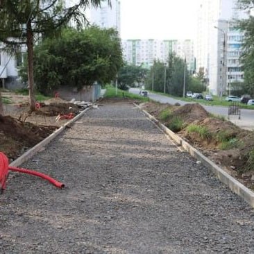 В Иркутске депутат Законодательного собрания Сергей Баляскин совместно с городскими властями проверил ход работ по благоустройству общественных пространств в Свердловском округе, включая сквер «Ирис» на улице Бажова. В ходе инспекции выявились вопросы к подрядчику, и парламентарий взял дальнейшую работу на объекте под особый контроль.  Работы в сквере «Ирис» ведутся по федеральному проекту «Формирование комфортной городской среды». Сейчас выполнены подготовительные работы, установлены бордюры и ограждения, а также начато асфальтирование и укладка плиточного покрытия дорожек и тротуаров.  По словам Сергея Баляскина, подрядчик сообщил, что для завершения благоустройства потребуется еще около месяца. За это время планируется установить наружное освещение и малые архитектурные формы. Длительность работ связана с тем, что материалы для «Ириса» изготавливаются под заказ. Мэр Иркутска Руслан Болотов поручил ускорить темпы работ и увеличить количество рабочих на объекте, чтобы создать комфортное пространство с детскими и спортивными площадками, местами для отдыха и прогулок, сценой и пешеходным фонтаном.