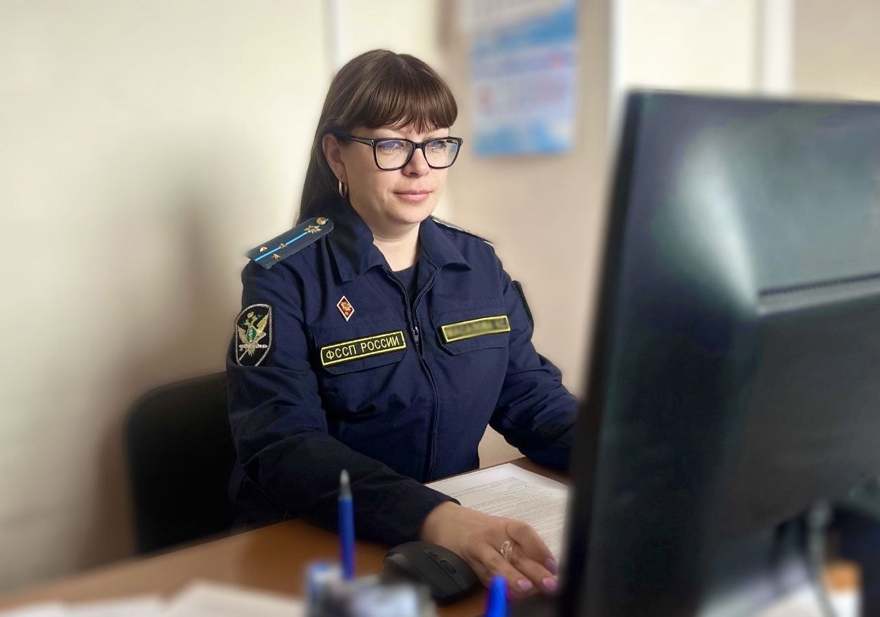 Судебные приставы Подмосковья взыскали материальный ущерб ℹ Материальный ущерб расходы по авто технической и оценочной экспертизе и оказанию юридических услуг на общую сумму порядка 377 000 рублей взысканы с подмосковной управляющей компании Рассмотрев гражданское дело по иску гражданина к управляющей компании суд вынес решение о взыскании с ответчика компенсации материального ущерба расходов по составлению отчета о размере причиненного вреда и юридических услуг Требования автомобилиста обоснованы тем что его автомобиль получил механические повреждения в результате схода с крыши дома вовремя неубранного снега Во исполнение данного решения суда в Можайском районном отделении судебных приставов ГУФССП России по Московской области было возбуждено исполнительное производство Сотрудник службы должным образом проинформировала компанию о начале принудительного исполнения судебного решения В ходе исполнительных действий судебный пристав вынесла постановления об аресте денежных средств организации находящихся на банковских счетах о запрете на регистрационные действия в отношении автотранспортного средства принадлежащего управляющей компании В связи с тем что решение суда не было исполнено в установленный законом срок сотрудник органов принудительного исполнения вынесла постановление о взыскании исполнительского сбора в размере более 26 000 рублей В результате применения комплекса принудительных мер судебные приставы взыскали задолженность по возмещению материального ущерба расходы по авто технической и оценочной экспертизе и оказанию юридических услуг на общую сумму порядка 377 000 рублей в пользу автомобилиста Решение суда исполнено в полном объеме