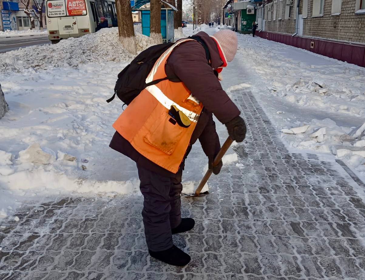 24 декабря в Белогорске на уборку от снега с дорог и улиц вышло 14 единиц спецтехники. В ручной уборке задействована бригада из 17 человек.   Мероприятия по ликвидации последствий аномального снегопада продолжаются ежедневно, днем и ночью, силами «Автодорсферы» и наемной техники. Ранее сообщалось, предприятием по содержанию дорог и благоустройству вывезено уже более 140 тысяч кубометров снега.   — Расчистка дорог от наката и наледи сегодня выполнялась по ул.  Матросская с помощью бульдозера, комбинированной дорожной машины и трактора МТЗ с щеткой, — рассказала замглавы по ЖКХ Ольга Алексеева. — Грейдер, МТЗ, КДМ,  погрузчик и 2 самосвала  разгребали снег с дороги и сразу вывозили снег по ул.  Коммунальная. Второй  1 грейдер и трактор  МТЗ работали по  ул. Космическая.   Вывозили снежные кучи сегодня 5 спецмашин. Погрузчик и самосвал  убирали снежные валки по ул. Кирова. Еще один погрузчик и два самосвала выйдут в ночную смену,  21:00 работать на кольцевой развязке.     Бригада рабочих с мини-грузовиком  расчищали остановки по ул. Ленина и в районе «Мостоотряда». Расчистка тротуаров велась  по ул. Ленина, ул. Металлургическая, ул. Первомайская, тротуар на спуске по ул. Благовещенская, тротуар вдоль школы №10, тротуар на подходе к путепроводу, ул. Садовая на участке от ул. Ленина до ул. Кирова, ул. Кирова на участке от ул. Гагарина до ул. Садовая.