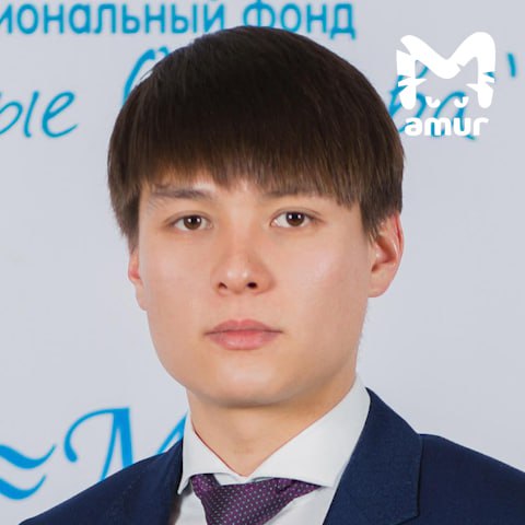 Минус два дома и четыре земельных участка у сына "крабового короля" Александра Кана — имущество отошло государству.  Всё это — в счёт погашения солидарного долга в почти 360 млрд. Также приставы выяснили, что Кан-младший — владелец сорока объектов недвижимости и восьми машин. Они тянут на 299 млн.  Сам Александр в международном розыске. По информации Генпрокуратуры, он пять лет участвовал в схеме отца по контрабанде морепродуктов. Товарищи всё вывозили за рубеж, деньги выводили на счета иностранных банков. Про таможенные платежи, конечно же, забывали. Сейчас по делу проходят 31 юрлицо и 29 физических.