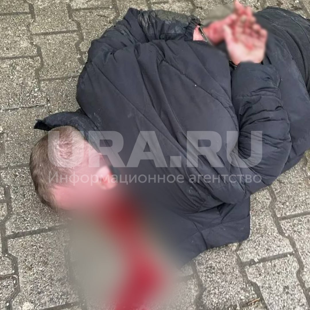 Там кругом кровища в Екатеринбурге по предварительным данным пьяный мужчина расправился в квартире с женщиной и ранил еще двух гостей после чего направился в магазин Монетка где напал на людей Очевидец и источник близкий к силовой среде рассказали URA RU что трагедия произошла на улице Бородина По имеющимся сведениям подозреваемый работает директором одного из сетевых маркетов Он был задержан когда находился на улице Сейчас его допрашивают а сотрудники осматривают место происшествия и общаются со свидетелями Возбуждено уголовное дело об убийстве и покушении Подписаться на URA RU мы в MAX