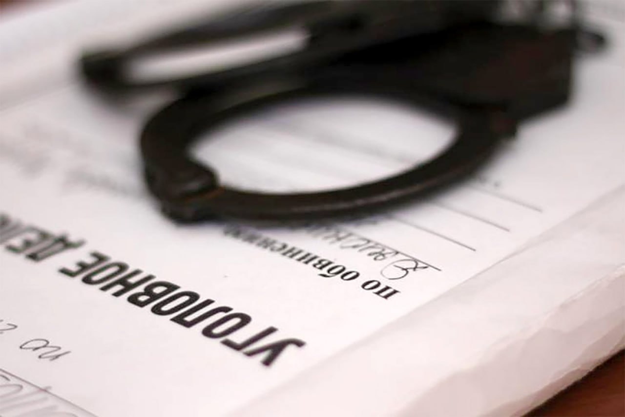 В Благовещенске направлено в суд уголовное дело в отношении мужчины, ограбившего официантку    Прокуратура г. Благовещенска утвердила обвинительное заключение по уголовному делу в отношении 33-летнего жителя областного центра. Он обвиняется в совершении преступления, предусмотренного п. «г» ч. 2 ст. 161 УК РФ  грабеж, то есть открытое хищение чужого имущества, совершенное с применением насилия, не опасного для жизни или здоровья, с угрозой применения такого насилия .  По версии следствия обвиняемый 2 марта 2025 года в вечернее время, проиграв имеющееся денежные средства в одном из развлекательных центров г. Благовещенска, потребовал от официантки передачи ему денежных средств, имеющихся в наличии в заведении, для продолжения развлечения.  На попытку охранника пресечь противоправные действия, злоумышленник отреагировал агрессивно, нанеся ему не менее трех ударов по телу и голове.  Видя как официантка спрятала деньги в одежду, находящуюся на ней, обвиняемый выхватил у нее денежные средства в сумме 77000 рублей, которыми в последующем распорядился по своему усмотрению.  Уголовное дело направлено в Благовещенский городской суд.