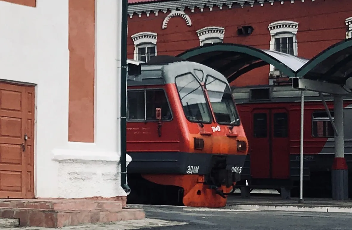 С 30 апреля в Прикамье запустят дополнительные электрички С 30 апреля в Прикамье будут курсировать дополнительные пригородные поезда Их вводят в связи с сезонным увеличением количества пассажиров совершающих дачные и туристические поездки Перевозчиком выступает АО Пермская пригородная компания ППК рассказали в пресс службе Свердловской железной дороги СвЖД По пятницам субботам и воскресеньям с 30 апреля по 27 сентября 6015 Пермь 2 Менделеево 6016 Менделеево Пермь 2 7168 Пермь 2 Кишерть 6007 Кишерть Верещагино Ежедневно с 30 апреля по 27 сентября 6163 6164 Чусовская Баская Чусовская 6278 6279 Пермь 2 Дивья Пермь 2 С понедельника по четверг с 4 мая по 24 сентября 6017 Пермь 2 Григорьевская 6018 Григорьевская Пермь 2 Особые даты 6013 Пермь 2 Григорьевская курсирует 1 мая а также по субботам с 9 мая по 3 октября rbc perm