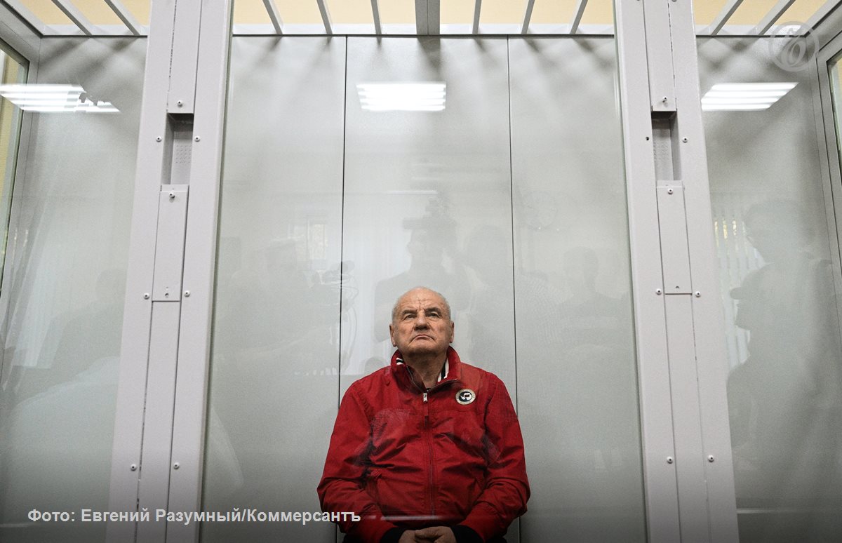 СКР завершил расследование уголовного дела замминистра обороны генерала армии Павла Попова, касавшееся афер в парке «Патриот». Дело пополнилось новыми обвинениями, которые 67-летнему фигуранту предъявили прямо в НИИ им. Склифосовского. Свою вину он не признал. К прежнему обвинению в хищении 25,8 млн руб. путем мошенничества и служебном подлоге следователи добавили два эпизода взяток в особо крупном размере, а также превышение должностных полномочий и незаконный оборот оружия. Между тем Одинцовский горсуд Подмосковья вынес приговор очередному досудебщику из дела генерала Попова — бывший директор «Патриота» полковник в отставке Вячеслав Ахмедов, признавший вину, отправился в колонию на пять лет. Подробнее — в материале «Ъ». #Ъузнал