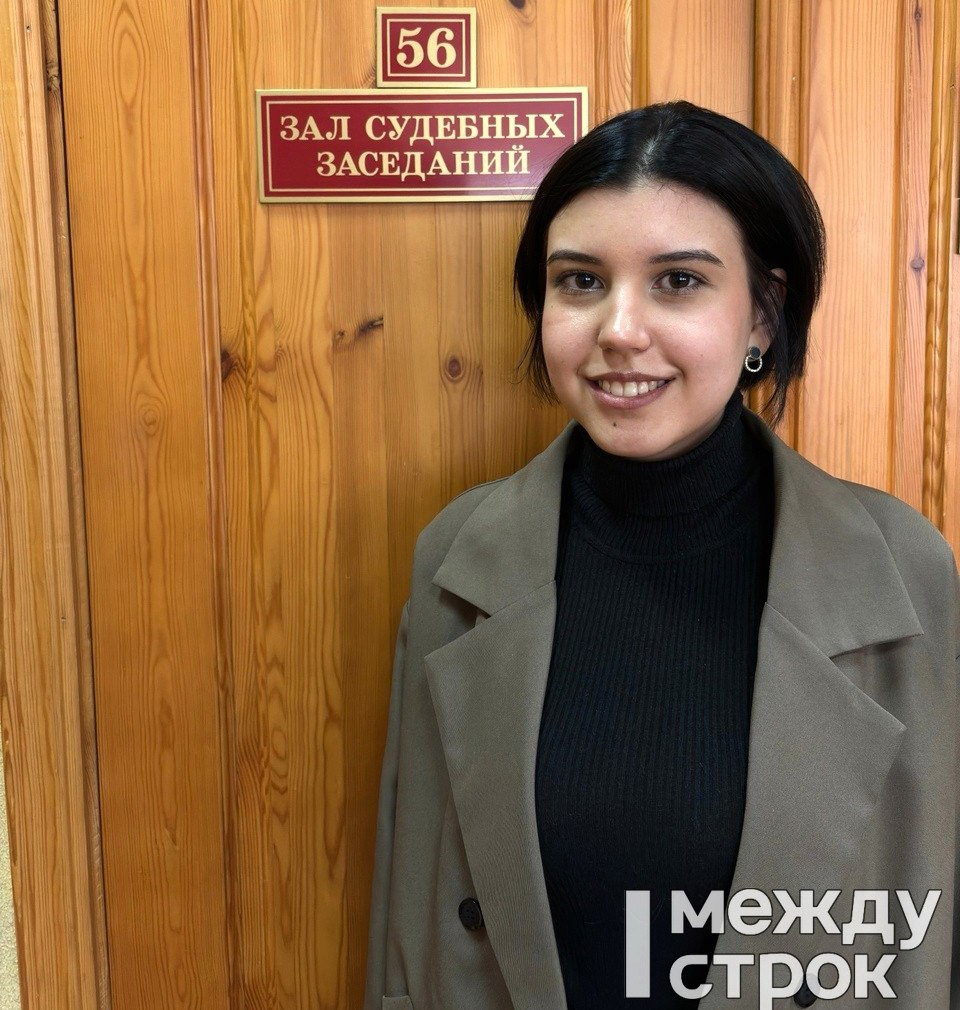 Приговор по делу о дискредитации использования армии вынесли в Нижнем Тагиле Против студентки Екатерины Сергеенко возбудили уголовное дело по статье 280.3 УК РФ из-за её комментариев в группе в соцсети Вконтакте «Инцидент Нижний Тагил», сообщает агентство новостей «Между строк». Эти комментарии 21-летняя тагильчанка оставляла в то время, когда уже была административно наказана по статье 20.3.3. КоАП за нанесение 16 антимилитаристских надписей на зданиях города — поэтому против девушки возбудили не административное, а уголовное дело. Судья Тагилстроевского районного суда Нижнего Тагила Оксана Белкина признала Сергеенко виновной и приговорила к штрафу в размере 120 тысяч рублей. Приговор ещё не вступил в силу, но Сергеенко уже оплатила штраф, сообщает «Между строк». Ранее Сергеенко участвовала на волонтёрских началах в ликвидации последствий разлива мазута на пляжи Анапы. Телеграм-канал Поддержать Подписаться Прислать новость