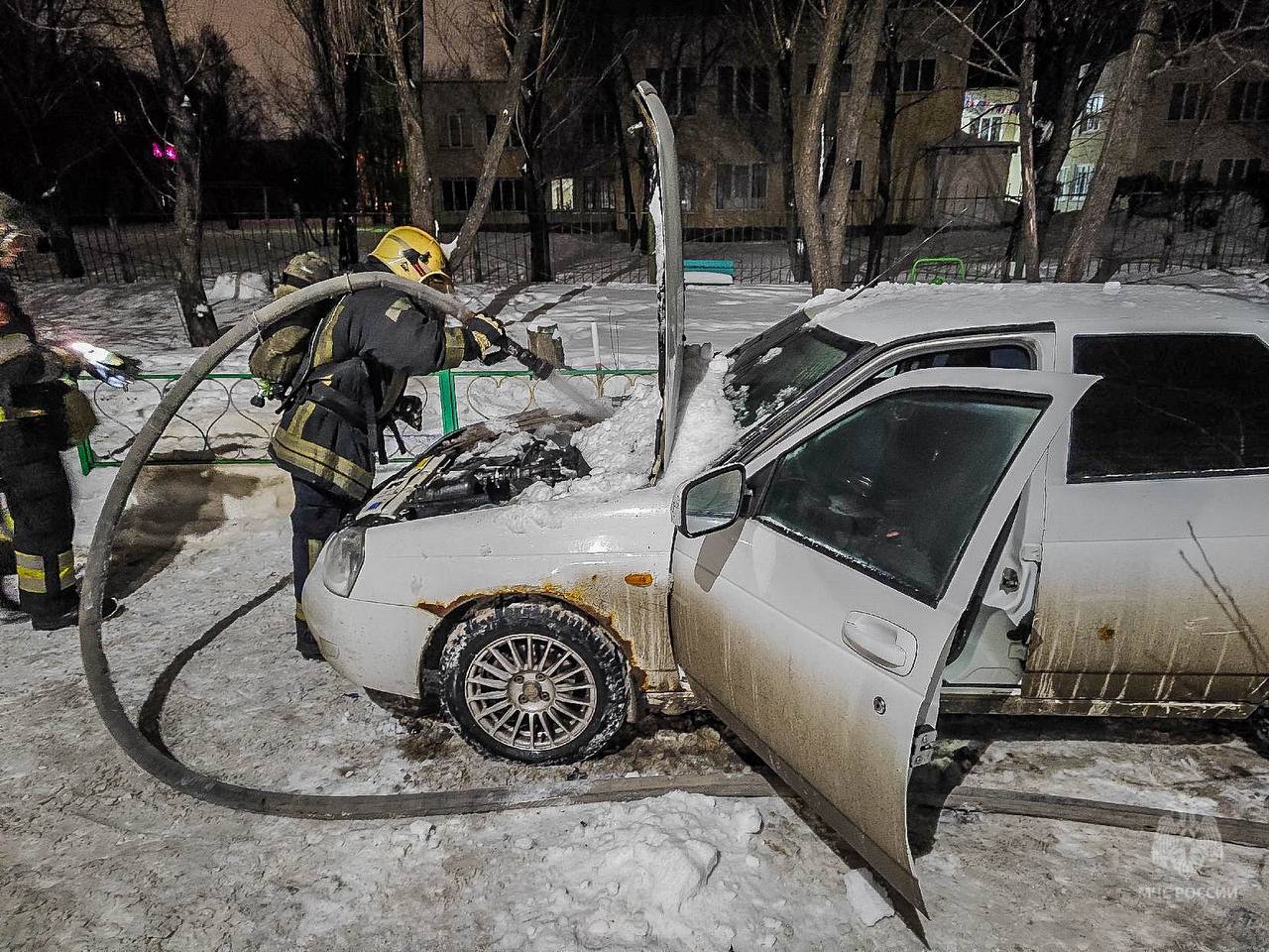 #пожарызасутки     04 февраля в 03:55  В Омске на Гашека загорелся легковой автомобиль. На момент прибытия первого подразделения шел дым из под капота. Навесное оборудование моторного отсека, внутреннюю обивку салона, лакокрасочное покрытие капота потушили 6 сотрудников МЧС России, задействовав 1 единицу техники.    Время ликвидации открытого горения: 04:01   ‍  Дознаватели МЧС России установили, что предварительно, возгорание случилось в результате неисправности систем, узлов и механизмов транспортного средства.