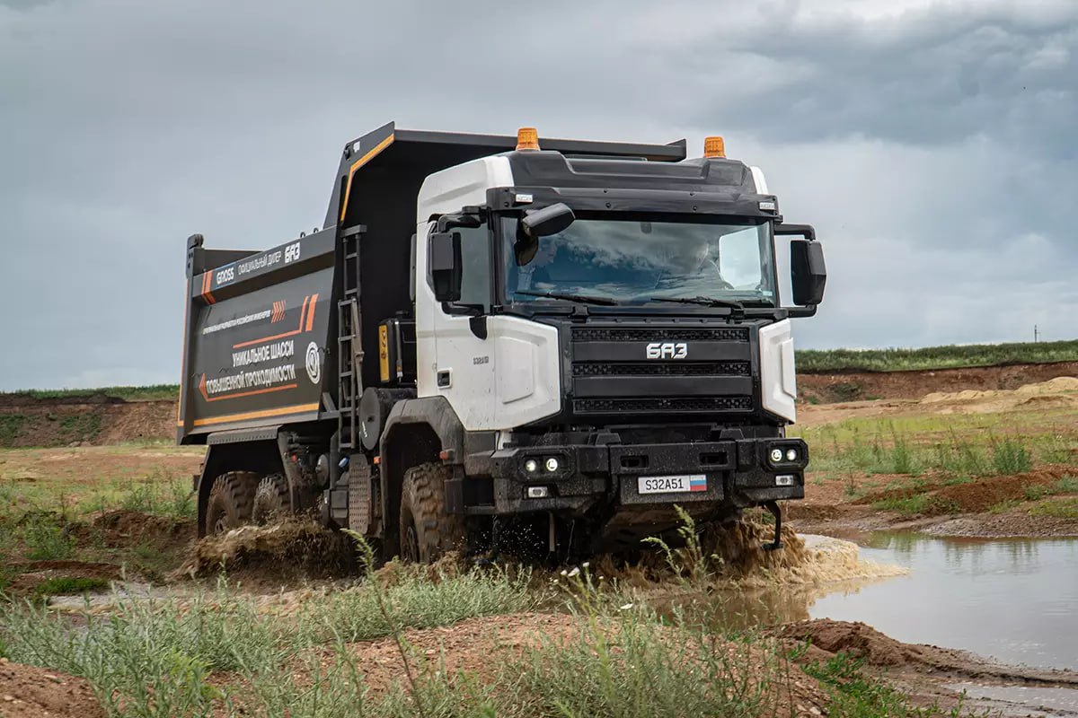 БАЗ запустит серийное производство грузовиков в Петербурге в декабре 2025 года Серийное производство грузовиков БАЗ планируется запустить на производственной площадке АО Романов в Санкт Петербурге в декабре 2025 г Об этом на пресс конференции сообщил руководитель департамента маркетинга бренда БАЗ Александр Бредихин   По его словам с 2024 г на производственной площадке велась подготовка и монтаж оборудования для полного цикла В декабре 2025 г мы планируем уже запустить серийное производство новых автомобилей сказал Бредихин БАЗ Подпишитесь на Ведомости Северо Запад