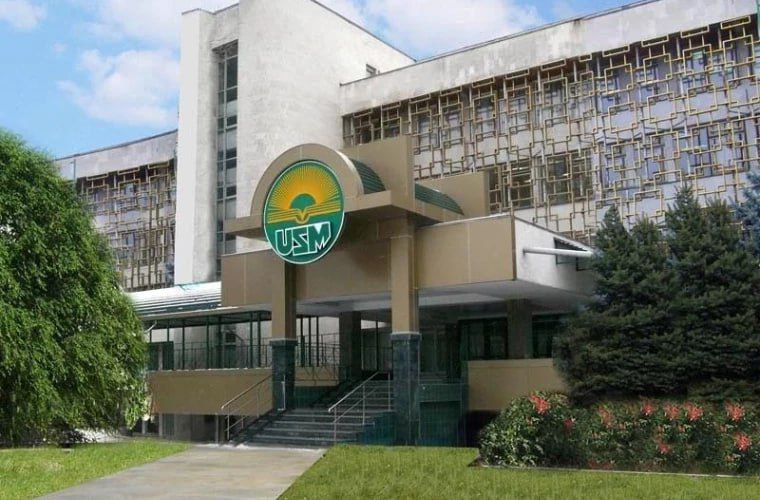 Тенденция приёма 2025 в ГосУМ демонстрирует значительный рост числа заявлений — зарегистрировано 7555 абитуриентов, что составляет почти 38% от общего числа поступающих в молдавские вузы и превышает показатели прошлого года.   Университет привлекает студентов разнообразием востребованных программ, включая педагогические науки, мультимедийное производство, психологию, экономику, ИТ и право, а также высоким уровнем подготовки и престижем. Кроме того, ГосУМ предлагает комфортные условия для студентов, включая общежития для иногородних, что делает его одним из самых популярных вузов страны.  Подписывайся на «Молдову онлайн»