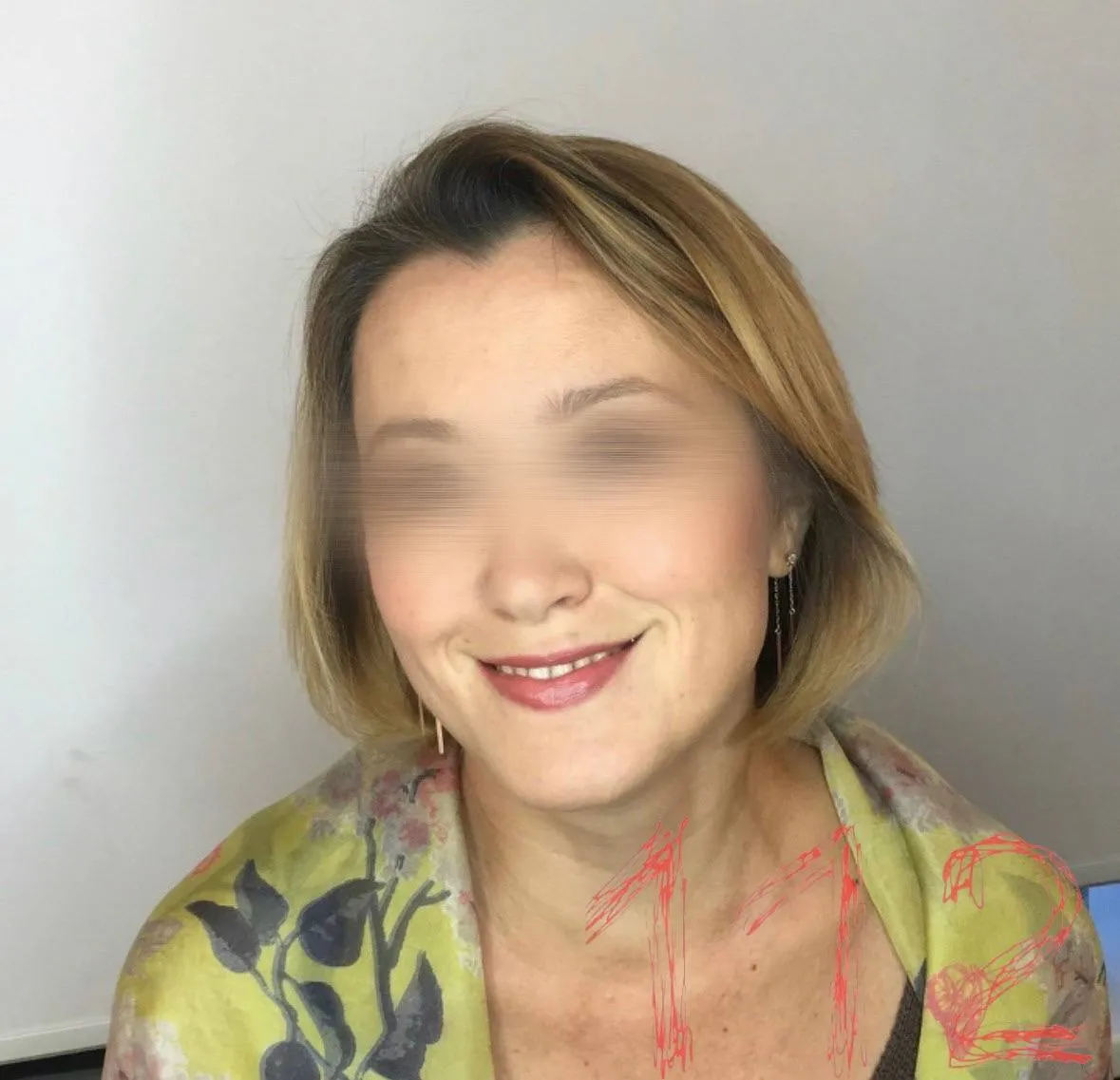Трагедия в центре Москвы преподавательница МАДИ умерла прямо на сеансе у психолога 55 летняя женщина жаловалась на головную боль а потом потеряла сознание Психолог вызвал скорую Медики боролись за жизнь педагога но спасти не смогли она скончалась Предварительно у нее произошла остановка сердца Напоминание берегите себя и близких каждый день  Видели что то интересное или знаете новость присылайте нам в бот МоскВайб мы в МАХ