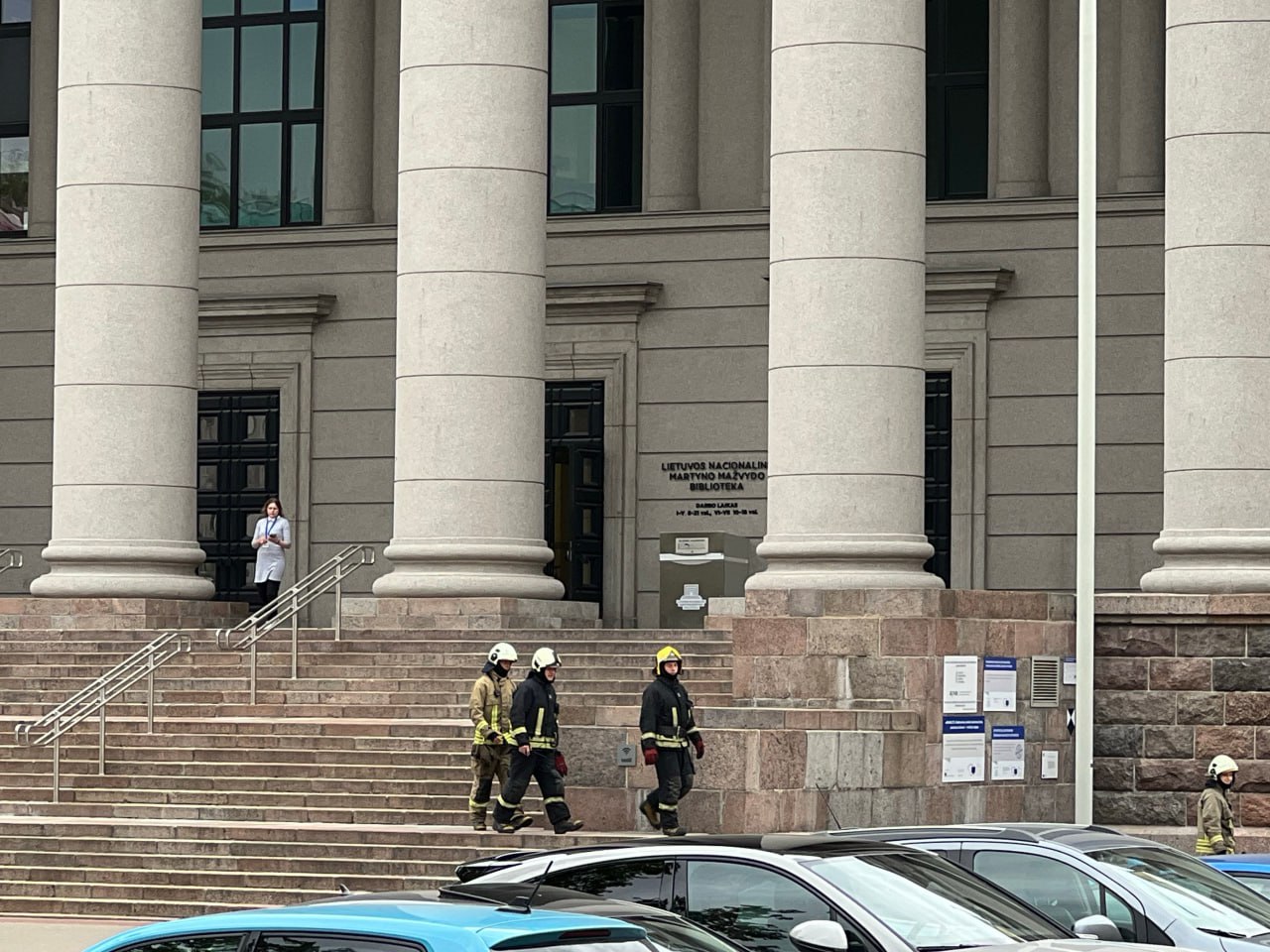 ‼ К библиотеке им. М.Мажвидаса съехались полиция и пожарные – сообщалось об угрозе для жизни В центре Вильнюса, около библиотеки им. Мартинаса Мажвидаса, прохожие заметили полицейские и пожарные машины, карету скорой. По данным Департамента пожарной безопасности и спасения, в 10.28 ч. что в Вильнюсе, на проспекте Гедиминаса, человек опасно висит на перилах. Инцидент произошел в самой библиотеке им. М.Мажвидаса. Сообщалось, что человек пытается спрыгнуть с 5 этажа, его держат другие люди. Врачи скорой увезли молодого человека 2006 г.р. в больницу. www.delfi.lt/a/120111426