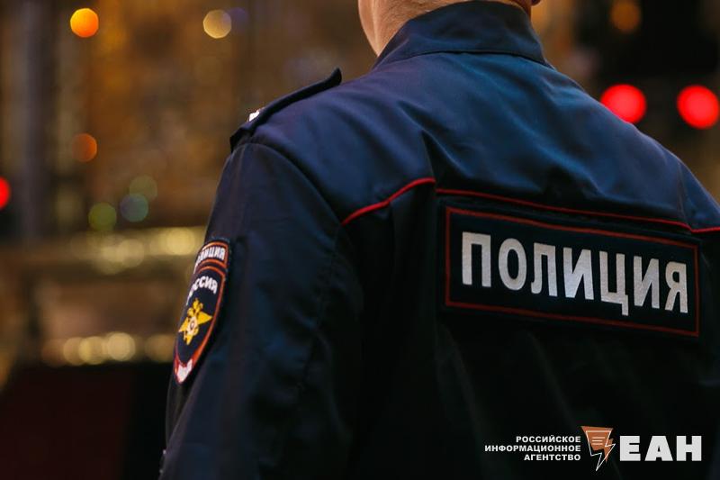 Полицейский случайно поймал ревнивца, напавшего с ножом на челябинку Старший оперуполномоченный возвращался домой после службы и услышал крики во дворе дома по улице Российской. Полицейский, имя которого в ГУ МВД не назвали, бросился на звук и спас женщину. У челябинки были множественные ножевые ранения. Оперативник заметил, как от места инцидента убегает мужчина. Полицейский догнал его и связал брючным ремнем. А пока бежал, передал информацию в дежурную часть и попросил очевидцев вызвать скорую, рассказали в ГУ МВД. Позже выяснилось, что женщине 45 лет. Ножевые ранения ей нанес 49-летний знакомый, а причиной стала ревность. Нападавшего поместили в изолятор. Челябинку госпитализировали.