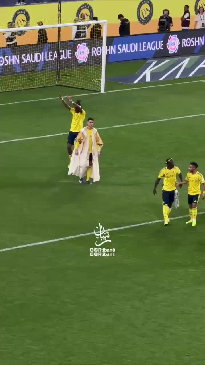 Роналду отмечает дубль и лидерство Аль Насра в традиционном арабском биште