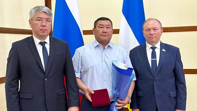 150 операций за одну командировку Травматолог-ортопед из Хоринска Сергей Цыренжапов недавно вернулся из командировки в ЛНР с медалью «По зову долга и сердца» и собственным рекордом: врач провел почти 150 операций в условиях СВО и спас десятки жизней. Министр здравоохранения Евгения Лудупова отметила: «Он не просто врач, он мастер по спасению жизней».
