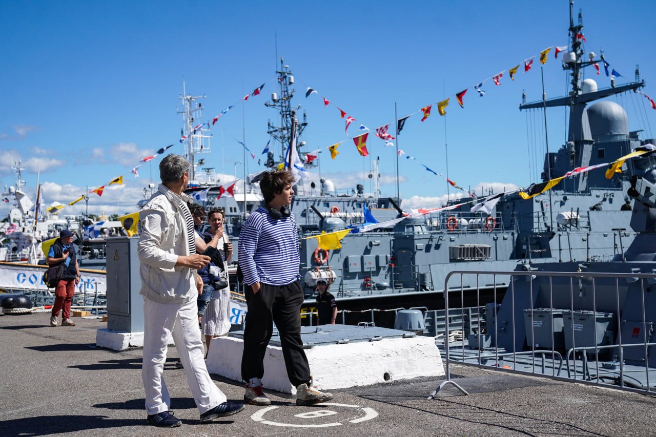 Концерт ко Дню ВМФ перенесут с Дворцовой площади в Кронштадт Концерт ко Дню Военно-Морского Флота переехал на новую площадку в связи с изменением программы в 2025 году, сообщили в пресс-службе Комитета по культуре. «Общегородская концертная программа состоится 27 июля на Якорной площади в Кронштадте. Концерт пройдет в течение всего дня. Кроме того, отдельная культурная программа пройдёт в военно-патриотическом парке культуры и отдыха “Патриот”», — рассказали в ведомстве. В праздновании на Якорной площади примут участие военные творческие коллективы, артисты эстрады и солисты городских театров. Ранее сообщалось, что традиционного прохода кораблей в День ВМФ в Петербурге в этом году не будет. ИЗВЕСТИЯ/Сергей Лантюхов Подписаться Прислать новость