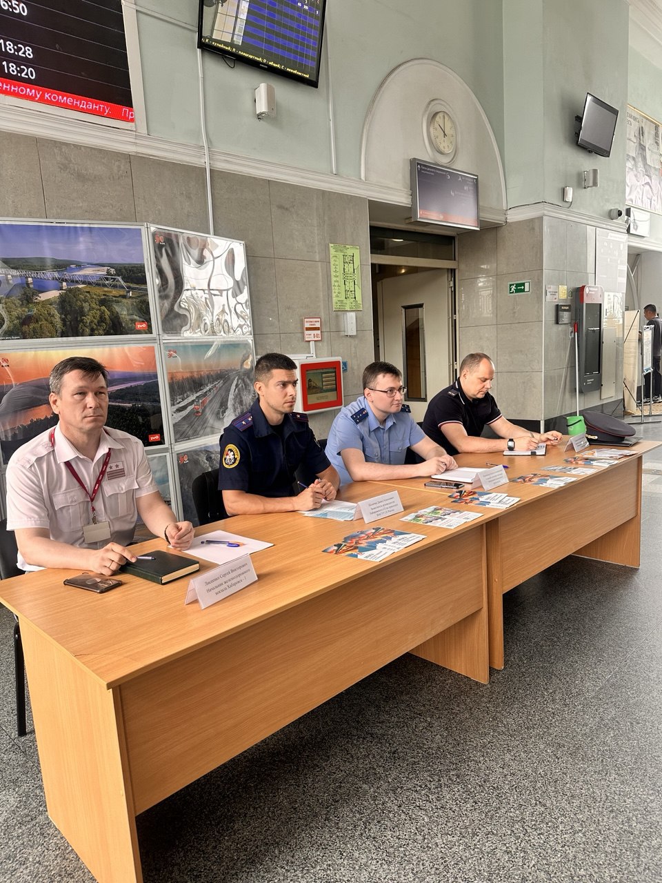 На территории железнодорожного вокзала прошла социально-профилактическая акция «Час пассажира» В течении часа жители и гости краевой столицы задали более двадцати интересующих их вопросов. Разобраться со всеми нюансами нормативно-правовой базы гражданам помогали: заместитель начальника полиции Хабаровского ЛУ МВД России на транспорте, подполковник полиции Евгений Хохолков,представители Хабаровской транспортной прокуратуры, Восточного межрегионального следственного управления на транспорте СК РФ, начальник железнодорожного вокзала ст. Хабаровск-1. Обратившихся интересовали вопросы, касающиеся транспортной и общественной безопасности, правил поведения на железнодорожном вокзале, действий в чрезвычайной ситуации. Поступали вопросы, связанные с борьбой с терроризмом и экстремизмом, работой сотрудников транспортной полиции по пресечению преступлений на объектах железнодорожного транспорта. На каждый вопрос граждане получили подробный ответ. Дальневосточная полиция - подписаться