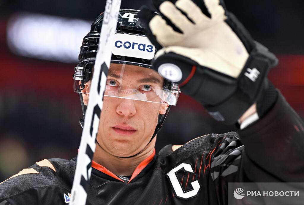 Защитник Авангарда Дамир Шарипзянов не сыграет за сборную на Кубке Первого канала из за травмы Об этом сообщается в Telegram канале Федерации хоккея России Характер травмы не раскрывается Подписывайтесь на РИА Новости Спорт в MAX