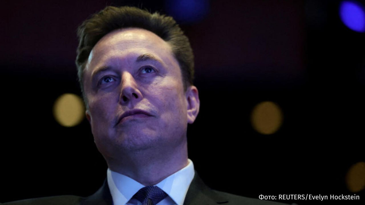 Налоговая система США не выдержала гигантских налоговых платежей Илона Маска взносы миллиардера вызвали сбой в компьютерной системе IRS заявил основатель Tesla и SpaceX в соцсети X Однажды я заплатил так много налогов что это сломало компьютер налоговой службы на самом деле Слишком много цифр Им пришлось обновить программное обеспечение чтобы всё это обработать написал Маск Илон Маск состояние которого Forbes оценивает в 726 млрд действительно является крупнейшим налогоплательщиком в истории страны Так в 2021 году он заплатил более 11 млрд налогов Это вызывает ряд вопросов о налоговой стратегии его компаний Как сообщала газета The New York Times в августе 2025 года SpaceX получившая государственные контракты на миллиарды долларов в течение многих лет платила минимальные федеральные налоги на прибыль или не платила их вообще Компания использовала законные льготы позволяющие переносить убытки которые на конец 2021 года составляли 5 млрд на будущие периоды для сокращения налоговых обязательств Эксперты опрошенные изданием отмечали что такая практика выглядит странной для стремительно растущей компании IZ RU в Telegram в MAX