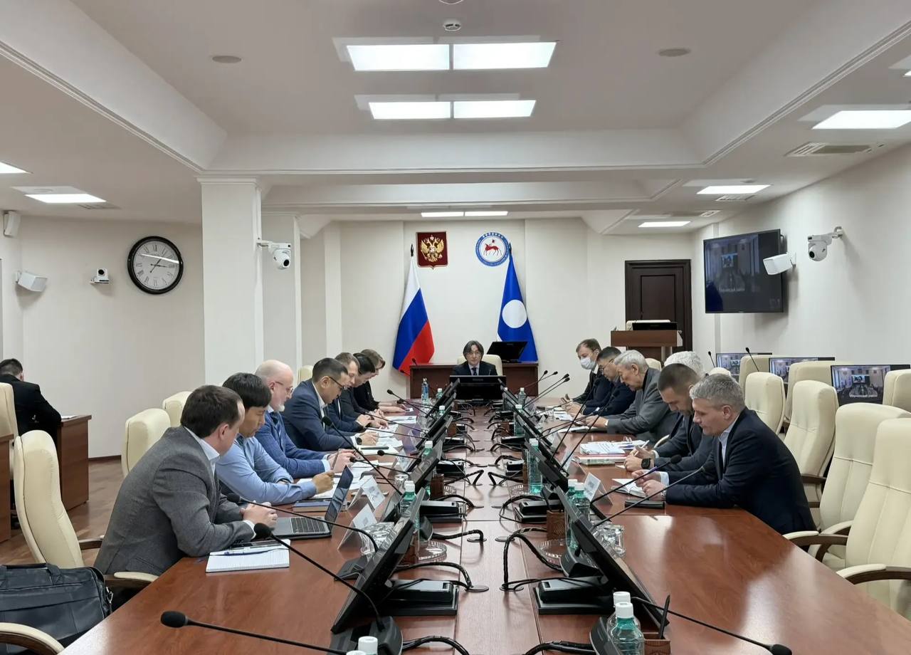 Джулустан Борисов и Ольга Балабкина обсудили с АО РНГ вопросы строительства автодороги Мухтуя Первый вице премьер Якутии Джулустан Борисов провёл совещание с представителями акционерного общества РНГ Стороны обсудили сотрудничество в социально экономической сфере участие компании в строительстве дорог в том числе обеспечение инертными материалами строителей региональной автодороги Мухтуя В мероприятии приняли участие заместитель Председателя Правительства Якутии Ольга Балабкина руководители ряда министерств республики а также член совета директоров АО РНГ Василий Колмогоров Подробнее на сайте ЛВ gazetalenskiyvestnik ulusmedia