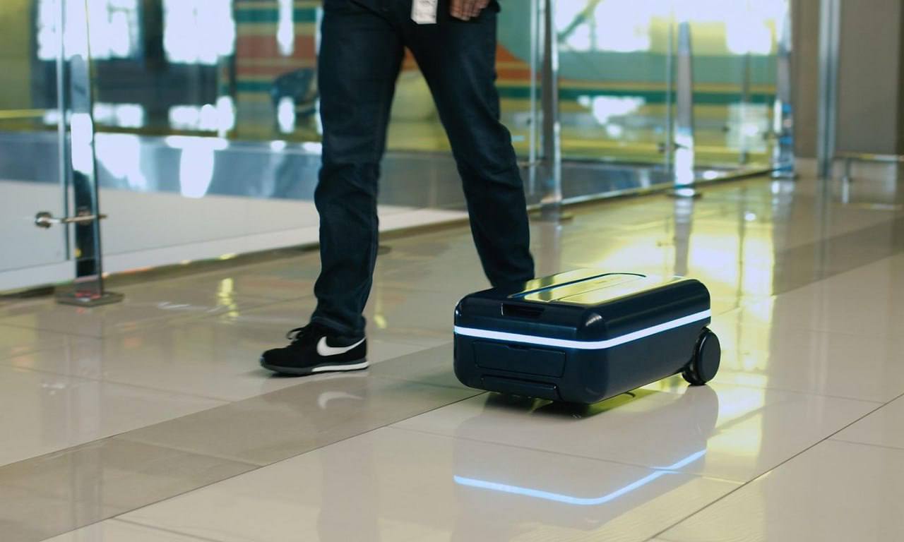 Турецкие авиалинии  Turkish Airlines, THY  запретили перевозку так называемых «умных чемоданов» с несъёмными литиевыми батареями. Теперь такие устройства нельзя сдавать ни в багаж, ни брать с собой в салон самолёта.   Решение связано с требованиями безопасности: недавно на рейсе Стамбул – Сеул у пассажира между сиденьями выпал внешний аккумулятор, и поскольку экипаж не смог его достать, самолёт был вынужден вернуться в аэропорт вылета. Это не первый подобный случай, поэтому Главное управление гражданской авиации Турции рекомендовало запрет на использование чемоданов с интегрированными батареями.  Теперь умные чемоданы допускаются к перевозке только в том случае, если батарея съёмная и извлечена. Извлечённый аккумулятор нужно упаковать в ручную кладь и надёжно защитить от короткого замыкания — например, оставить его в оригинальной упаковке, закрыть контакты или использовать специальный пластиковый чехол. Во время полёта устанавливать батарею обратно в чемодан запрещено.  Таким образом, владельцам чемоданов с несъёмной литиевой батареей придётся отказаться от их использования при перелётах с Turkish Airlines, иначе их просто не пустят на борт.