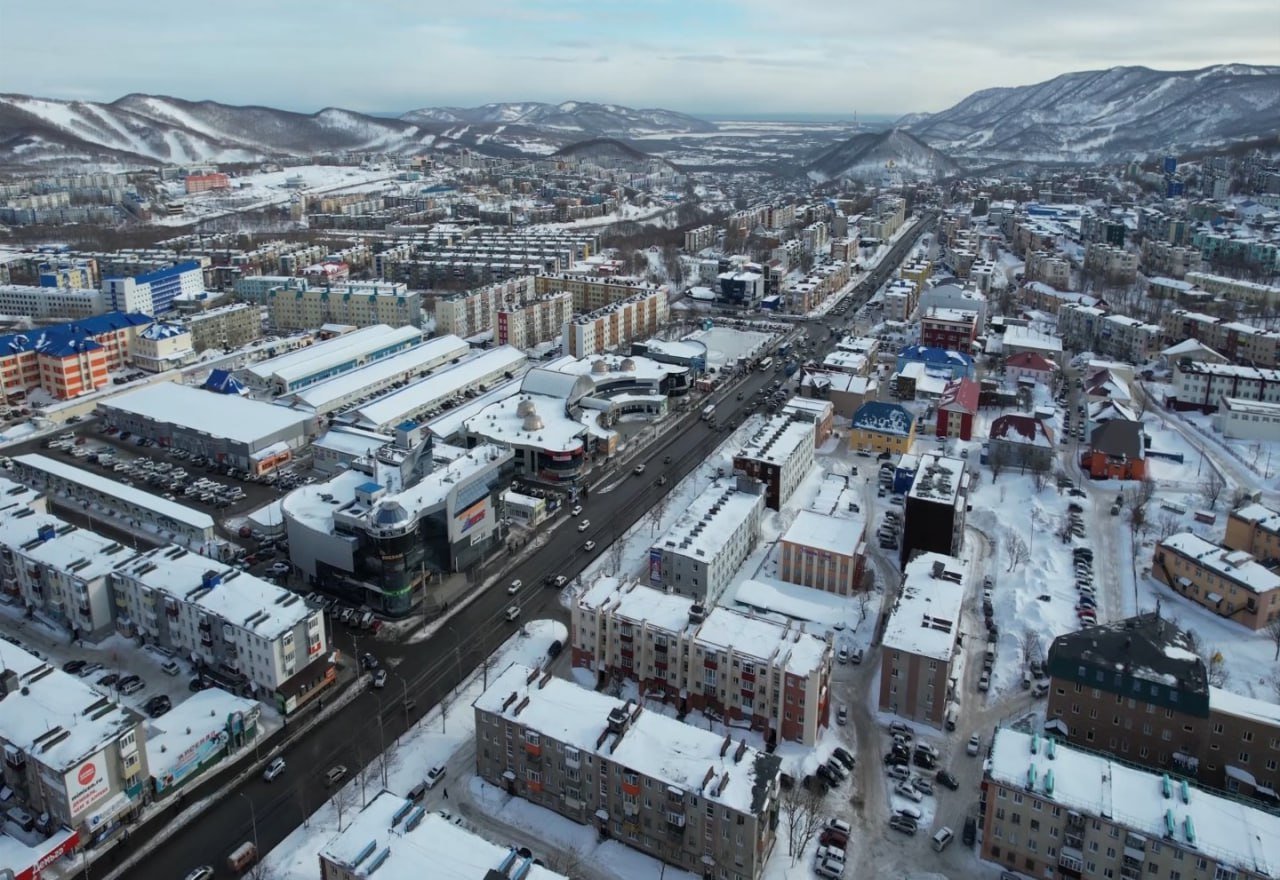 Глава города Евгений Беляев отметил в числе приоритетных на этот год дорожно-строительные объекты по ул. Ленинская, Королева – Ларина, а также Мишенном-3  В Петропавловске-Камчатском в этом году запланировано отремонтировать 12 основных участков дорожного строительства. Об этом Глава города Евгений Беляев сказал на оперативном совещании под руководством Губернатора Камчатского края Владимира Солодова в понедельник, 3 марта.  «Контракт на выполнение асфальтирования по улице Ленинская заключен. Подрядная организация приступит к работам по обустройству ливневых канализаций и линий наружного освещения, как только позволят погодные условия. В связи с тем, что зима в этом году малоснежная, актуально начать работы не дожидаясь мая, когда начинается строительный сезон. Асфальтирование участка станет завершающим этапом работы по благоустройству центрального проезда по улице Ленинская»,  - сказал Глава города Евгений Беляев.  Большой объем работ по благоустройству внутриквартальных и придомовых проездов предстоит в микрорайоне Мишенный-3. Контракт заключен в декабре прошлого года, к работам подрядчик также приступит, как только позволят погодные условия.  Глава города также подчеркнул, что немаловажным остается вопрос по ремонту дороги «ул. Ларина - ул. Ак. Королева» и примыкания к федеральной трассе А-401.  Подробнее на сайте:    #ГлаваПКГО #Евгений_Беляев #строительство_дорог