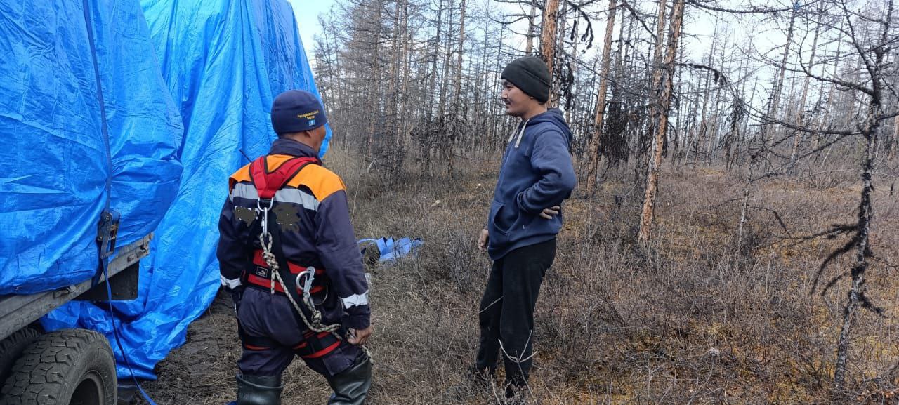 Спасатели нашли пропавшего в Момском районе водителя Спасатели Среднеколымского поисково-спасательного отряда Службы спасения Якутии нашли пропавшего водителя КАМАЗа, который не выходил на связь с 5 мая. Поисковая операция началась после получения заявления от жены мужчины, который следовал на своем автомобиле с Большого Сасырского перевала в поселок Сасыр. По словам спасателя, водитель находился в полном порядке, и медицинская помощь ему не понадобилась. Несмотря на наличие еды с собой, спасатели также угостили его. Подробнее читайте по ссылке Фото: пресс-центр Службы спасения Якутии