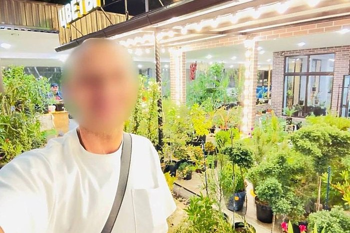 По делу екатеринбурженки облитой кислотой задержан муж По подозрению в причастности к нападению на женщину облитую кислотой в Екатеринбурге задержан ее бывший супруг Об этом изданию КП Екатеринбург сообщил осведомленный источник На женщину напали когда она с двумя детьми шла к парковке возле ЖК на бульваре Владимира Белоглазова Потерпевшая Алена рассказала что это был незнакомый мужчина одетый во все черное Нападавший вылил на голову Алене жидкость из пивной бутылки оказавшуюся кислотой в сильной концентрации и скрылся С серьезными ожогами женщину доставили в комбустиологический центр ГКБ 40 Потерпевшая уверена что покушение организовал ее бывший муж Николай от которого она ушла из за домашнего насилия Супруги прожили вместе 17 лет у них четверо детей После ухода Алены старший сын остался жить с отцом дочери переехали с мамой сообщает КП Екатеринбург О том что Николай задержан стало известно сегодня днем 14 января пишет КП Екатеринбург uralweb ru