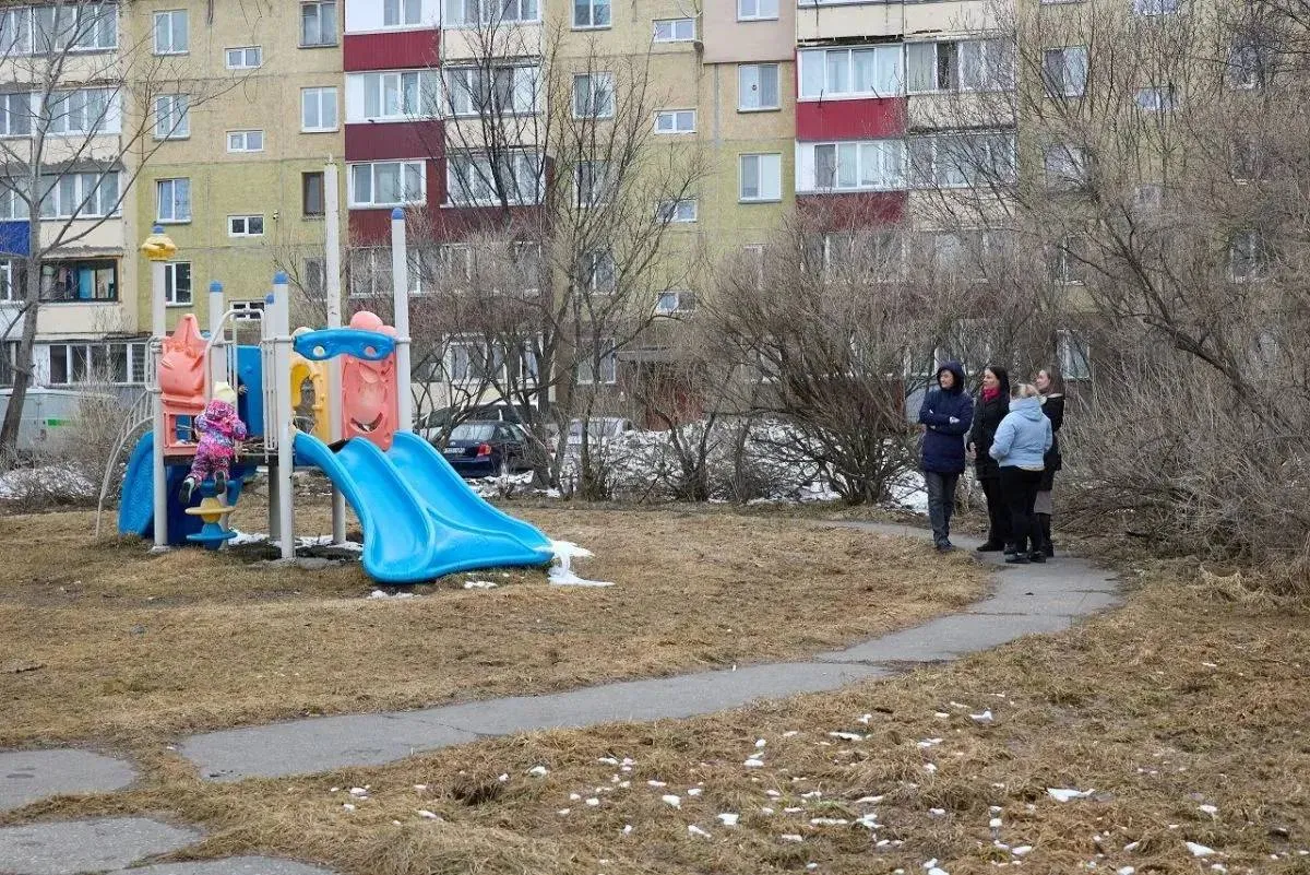 В областной столице появится новое место для отдыха и прогулок Пустырь на проспекте Мира в районе детского сада Малыш скоро преобразится до неузнаваемости Благодаря активности горожан этот объект стал победителем голосования в рамках федерального проекта Формирование комфортной городской среды Инициатива реализуется в рамках нацпроекта Инфраструктура для жизни по поручению Президента РФ Владимира Путина Что здесь появится Современная игровая площадка с безопасным резиновым покрытием Удобные пешеходные дорожки и зоны для семейного отдыха Озеленение газоны декоративные кустарники и многолетние цветы Новое освещение скамейки и система видеонаблюдения для безопасности Жители микрорайона с нетерпением ждут начала работ Я поддерживаю создание здесь сквера с детскими площадками и зонами отдыха Для такого большого района это очень важно сейчас на этом месте пустырь а после благоустройства появится удобное и красивое общественное пространство где можно будет гулять с детьми с колясками отдыхать всей семьей отмечает многодетная мама Ксения Ханина В этом году новое голосование за объекты благоустройства пройдет с 21 апреля по 12 июня В нем будут участвовать 8 территорий Южно Сахалинска С перечнем можно ознакомиться на официальном сайте администрации   yuzhno sakh ru dirs 2900 3687