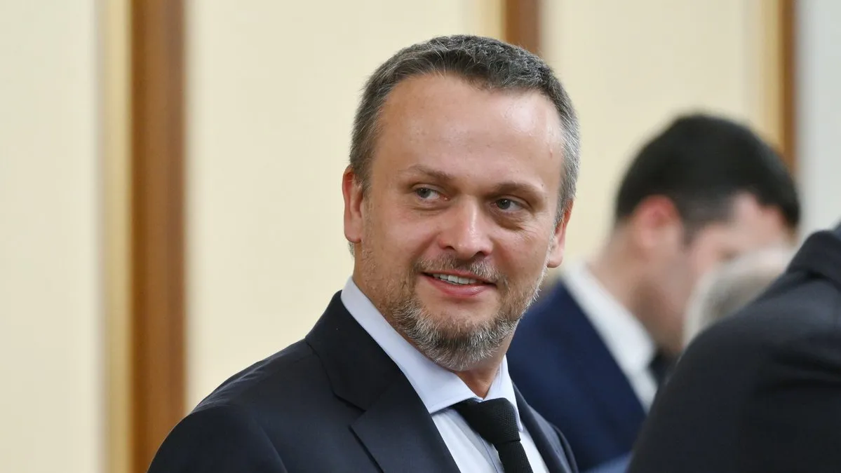 Объем грузоперевозок между Китаем и Европой через РФ вырос почти в полтора раза Из за нестабильной ситуации в Красном море интерес к маршруту резко возрос сообщил глава Минтранса Андрей Никитин По его словам совместный проект России Казахстана и Беларуси самый быстрый железнодорожный контейнерный сервис между Китаем и Европой сокращает сроки доставки в два три раза относительно морских маршрутов За март 2026 года объем перевозок контейнеров через территорию этих стран увеличился на 45 с 21 тыс до 31 тыс ДФЭ двадцатифутовый эквивалент Геополитика