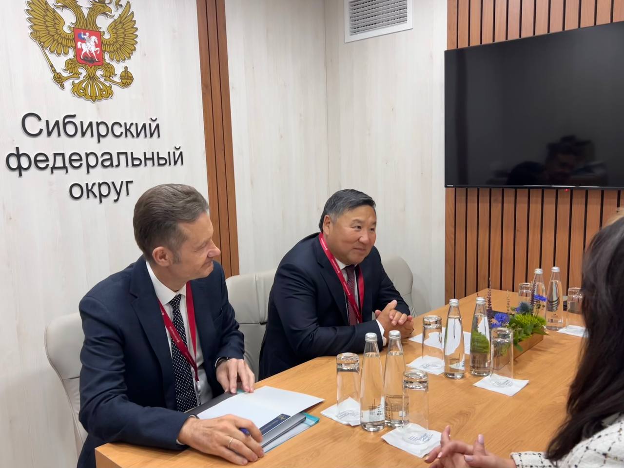 На полях Петербургского международного экономического форума встретился с делегацией из Республики Беларусь. С момента встречи с Президентом Александром Григорьевичем Лукашенко в Минске наше сотрудничество курируют ответственные руководители органов власти. Несколько лет с нами тесно сотрудничал председатель Гродненского облисполкома, затем вице-премьер Владимир Караник. Сейчас он назначен председателем президиума Национальной академии наук Беларуси. На посту нашего куратора его сменила Елена Михайловна Моргунова, председатель Госкомитета по стандартизации. Мы развиваем наше партнерство. На сегодняшней встрече определили ключевые направления. Елена Михайловна выразила готовность в ближайшее время сформировать бизнес-делегацию в Туву для предметного обсуждения. В год 80-летия Великой Победы выразил благодарность народу Беларуси за сохранение памяти погибших воинов в годы Великой Отечественной войны, в частности за сохранение памятника Герою Советского Союза Михаила Бухтуева, уроженца Тувы.