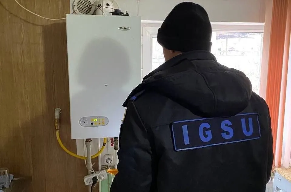 Отравление детей угарным газом в Чадыр Лунге Двое детей пострадали от отравления угарным газом в результате неисправности газовой колонки Инцидент произошел вечером 21 апреля в частном доме в городе Чадыр Лунга На место происшествия прибыла бригада скорой помощи которая доставила пострадавших в районную больницу На данный момент состояние детей оценивается как стабильное Специалисты ГИЧС в ходе предварительного расследования установили что причиной утечки газа стала техническая неисправность водонагревательного оборудования Наличие дефекта привело к скоплению опасного вещества в помещении Подпишись на Мир Гагаузии