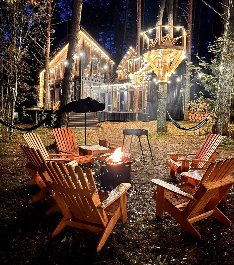 Вам крупно повезло коттеджи и глэмпинг Ленобласти на Новый год В Ленобласти цены на аренду коттеджей и глэмпингов на праздники взлетели до космических высот Например две ночи в улучшенном коттедже могут обойтись в 584 тысячи рублей а уютный лесной домик с баней в 155 тысяч Места на 31 декабря раскупают за месяцы а оставшиеся варианты доступны по цене небольшого отпуска Около 18 всех бронирований на праздники в регионе приходятся на коттеджи и глэмпинги Гости ценят готовые праздничные программы спа подогреваемые чаны и природу за окном При этом спрос стабильно превышает предложение современных комфортных объектов в области всё ещё не хватает Так что если вы ещё мечтаете о таком празднике готовьтесь к солидным тратам и бронируйте сильно заранее Подробнее о загородном отдыхе в период праздников читайте в материале ДП Helen Pitt Shutterstock FOTODOM Подписаться на ДП в Telegram MAX