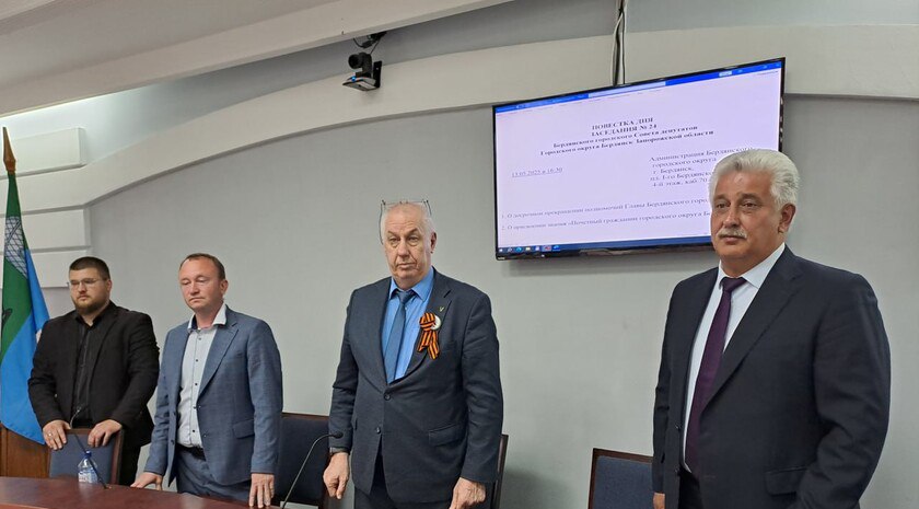 Глава Бердянска Александр Сауленко досрочно сложил свои полномочия Решение об отставке главы Бердянска в связи с переходом на другую работу было принято на 24-м заседании Бердянского городского Совета депутатов. Временно исполняющим обязанности главы города утвержден замглавы города по социальным вопросам Андрей Ковганко. Фото: телеграм-канал «Бердянск наш» Читать полностью , VK и ОК и читайте новости на нашем сайте