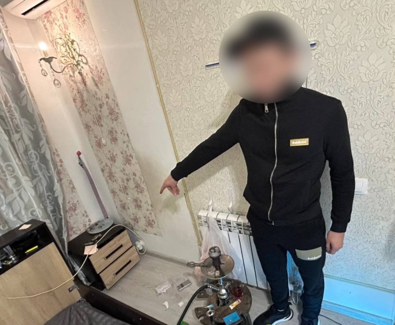 В Сочи задержан тюменский наркодилер с крупной партией наркотиков. В съемной квартире на Крымской нашли 17 граммов синтетики, расфасованные дозы, следы вещества и весы. Ему грозит до 20 лет по статье о наркообороте. Кубанские Новости
