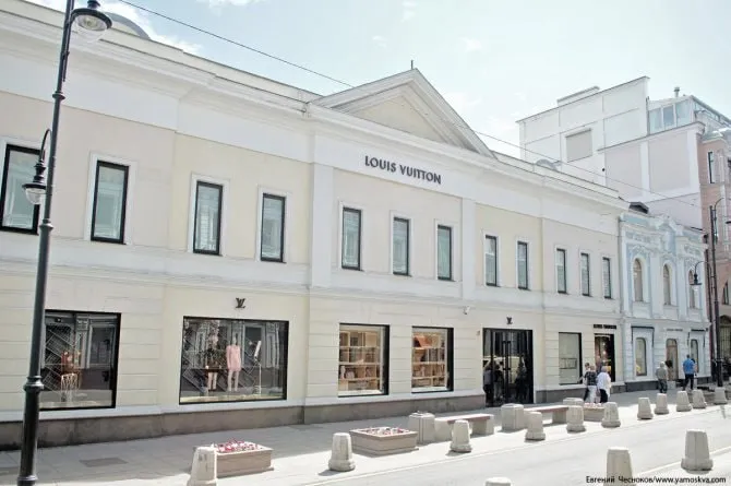 Французский люксовый ретейлер Louis Vuitton приостановивший работу своих магазинов в России четыре года назад не стал продлевать договор аренды с торговым центром Времена года пишет РБК По итогам 2025 года у модного дома остался в аренде в России лишь один магазин в здании на Большой Дмитровке Сроки аренды этого помещения в документах не раскрываются moscow on air