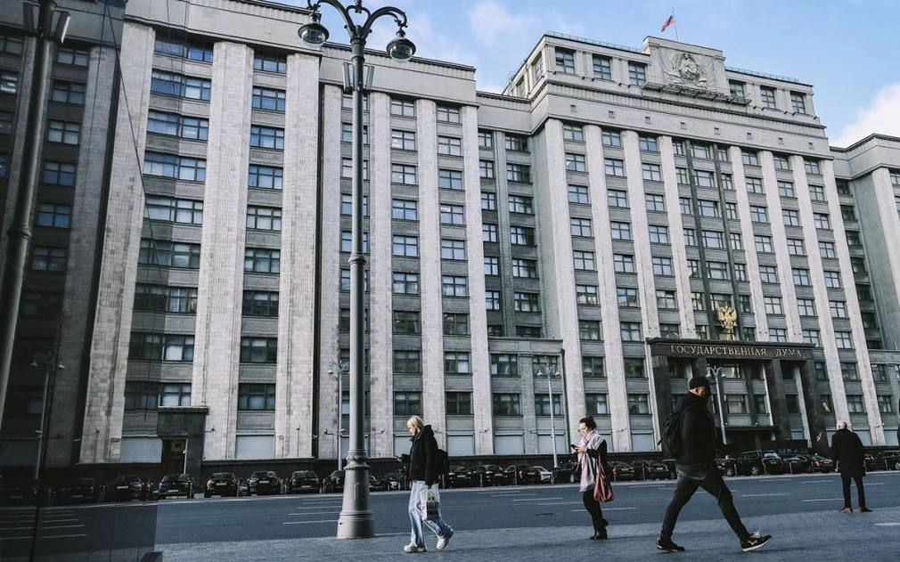 Госдума приняла закон о едином реестре объектов культурного наследия  Единый реестр культурного наследия разместят в Единой информационной системе жилищного строительства ЕИСЖС В нём будут данные не только о памятниках но и о том чем их восстановление может заинтересовать инвесторов  Закон объединит разрозненную информацию и интегрирует платформу наследие дом рф с госсистемами Таким образом органы охраны смогут получить объективный инструмент контроля а бизнес понятные правила взаимодействия с государством Принятие закона позволит вывести платформу на новый уровень и упростить работу с ОКН как инвесторам так и другим участникам процесса говорит заместитель генерального директора Дом РФ Алексей Ниденс законы Фото Андрей Любимов РБК Читать РБК Недвижимость в Telegram