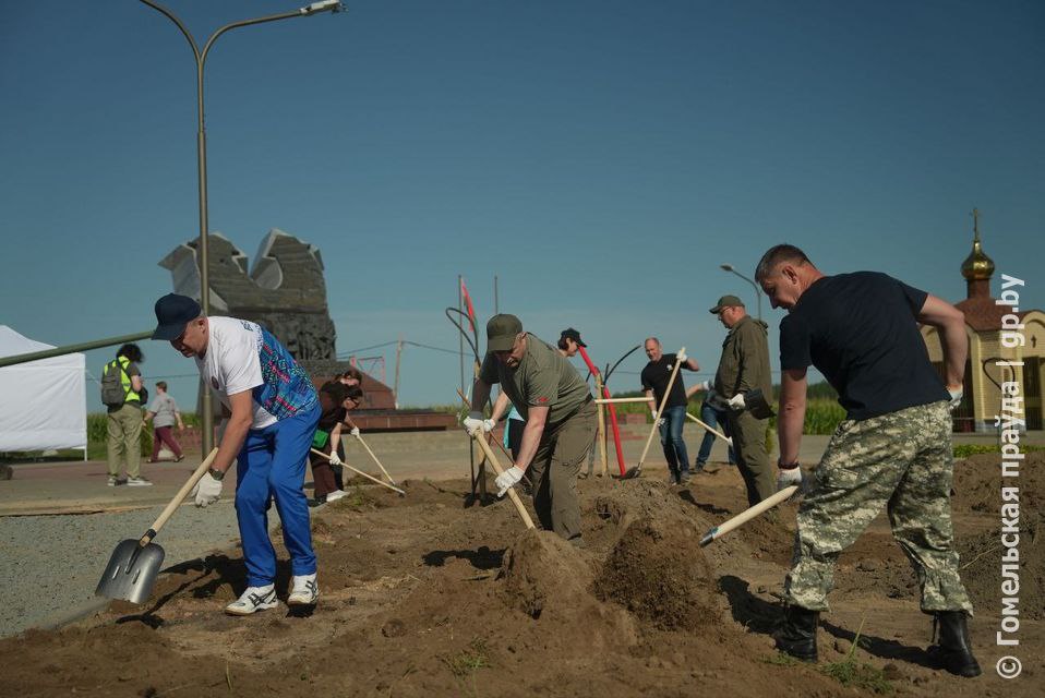 Общереспубликанский проект: руководство области работает на мемориальном комплексе «Багратион» Председатель облисполкома Иван Крупко с заместителями, помощник Президента – инспектор по Гомельской области Руслан Пархамович, трудятся на мемориальном комплексе «Багратион» в Светлогорском районе. На объекте работают и депутаты Палаты представителей во главе с председателем Игорем Сергеенко. Вместе они готовили основание под укладку тротуарной плитки: разравнивали и трамбовали почву. К работе присоединился трудовой десант из числа активистов БРСМ, Союза женщин, профсоюзов, Красного Креста, МЧС, военнослужащие. Они готовят помещения к последующей музеефикации: чистят плитку, проводят влажную уборку помещений.