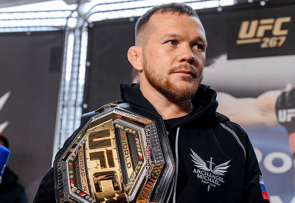 Forbes включил Петра Яна в топ 10 самых ценных персональных брендов российских спортсменов 2025 года Журнал Forbes представило рейтинг самых ценных личных брендов действующих российских спортсменов чтобы сравнить представителей разных видов спорта и дисциплин по степени их привлекательности для рекламодателей Рейтинг ежегодный но в этот раз Forbes изменил методики подсчета Ключевым фактором стало не количество упоминаний спортсмена в новостях об итогах матчей и турниров а реальный интерес к нему со стороны широкой публики Это радикально изменило картину рейтинга Первое место занимает хоккеист Александр Овечкин затем идет боец UFC Ислам Махачев а тройку замыкает бывший абсолютный чемпион мира по боксу Артур Бетербиев Десятку закрывает боец клуба Архангел Михаил и претендент на титул чемпиона UFC в легчайшем весе Петр Ян Как отмечает издание только в TikTok на Яна подписано порядка 1 2 млн человек больше чем на кого либо в этом рейтинге Отметим что Пётр Ян проведет следующий бой в ночь с 6 на 7 декабря Это будет титульный поединок против действующего чемпиона Мераба Двалишвили Победа вернет Петра в топ рейтинга UFC вне зависимости от весовых категорий и наверняка прибавит поклонников в социальных сетях