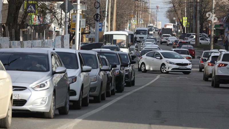 К 2030 году на Ставрополье появится порядка 300 электрозаправок Об этом глава минпрома края Иван Ковалёв сообщил изданию «Интерфакс». В 2025-м году в планах ввести в эксплуатацию около 40 ЭЗС — инвестор находится в поисках подходящих участков. Как отметил Иван Ковалёв, из федерального бюджета могут выделить субсидии для возмещения части затрат. В 2024 году было выделено 118 млн рублей, которые покрыли часть расходов на строительство и подключение к электросетям.