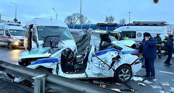 В Петербурге один человек погиб в ДТП с участием полицейского автомобиля  Как уточнили ТАСС в правоохранительных органах, в результате аварии есть погибший, пять человек пострадали.  Столкнулись микроавтобус, грузовик и полицейская машина, которая ехала на вызов.