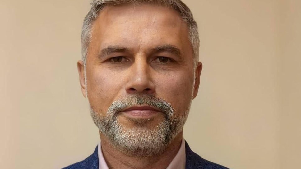 Алишер Рустамов избран главой Гаврилов-Ямского округа. Его кандидатуру поддержали депутаты местного совета. Ранее Рустамов был заместителем главы Рыбинска по городскому хозяйству и более 10 лет возглавлял Единую службу заказчика администрации Ростовского района. Предыдущий глава округа Андрей Сергеичев был задержан по подозрению в превышении полномочий, его заместителя арестовали по обвинению в посредничестве во взяточничестве. Фото: Пресс-служба правительства Ярославской области Еще больше новостей — в Telegram-канале «Ъ-Ярославль»