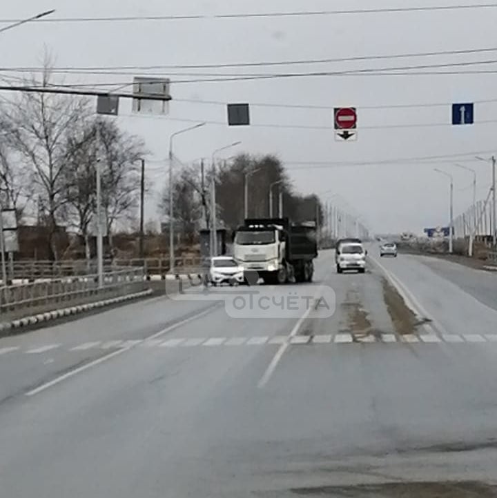 Самосвал подмял легковушку в Южно-Сахалинске  В областном центре сегодня, 22 ноября, произошло ещё одно ДТП с участием большегруза. На этот раз самосвал не поделил дорогу с легковушкой.  Как стало известно  “Точке отсчёта”, происшествие случилось на пересечении проспекта Мира и улицы Лесной. Самосвал столкнулся, по предварительным данным, с Honda Fit, когда поворачивал направо.  Информации о пострадавших на данный момент не поступало.    Прислать новость    Подписывайся на «Точку отсчёта»