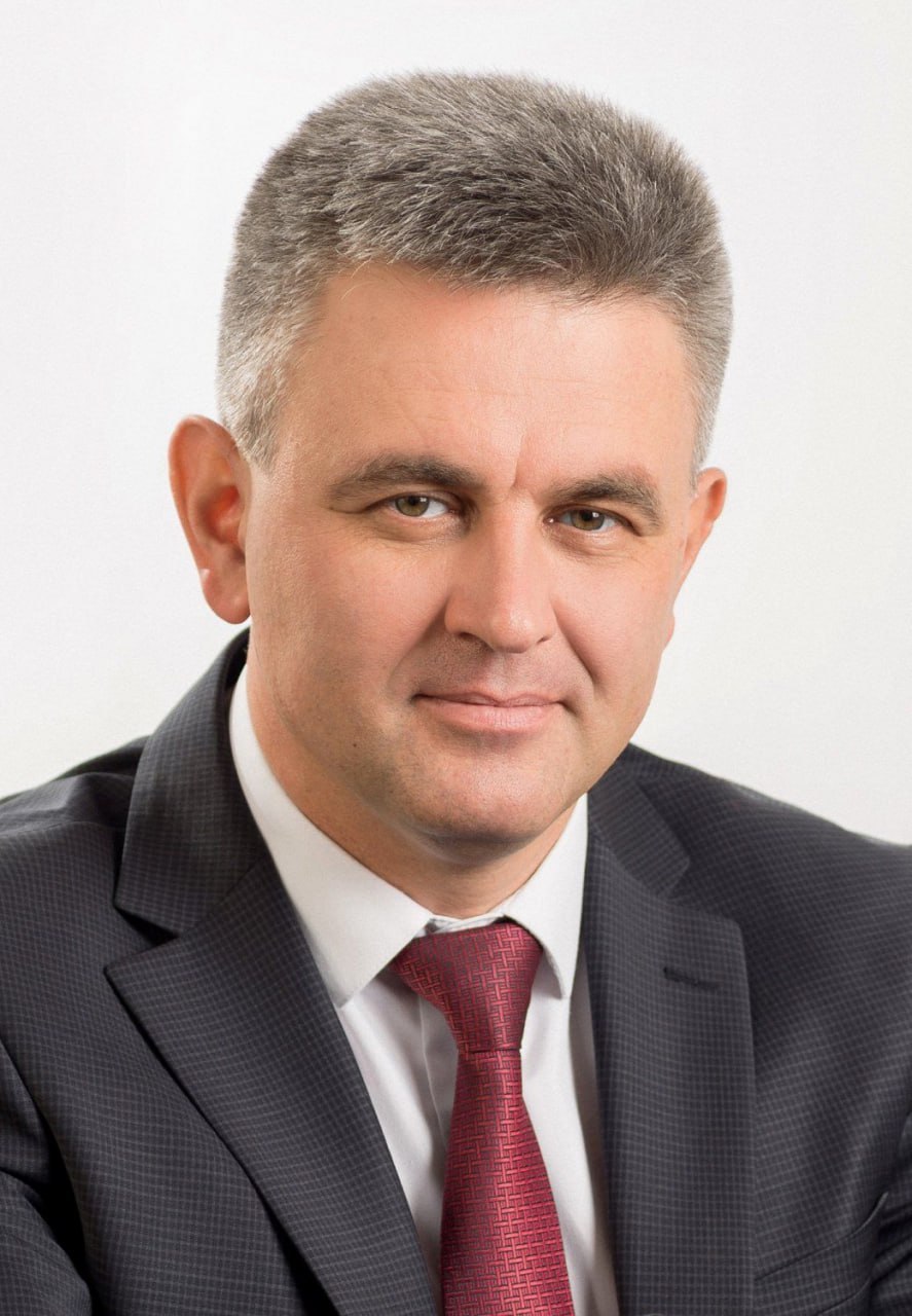 Президент Вадим Красносельский поздравил работников отраслей сельского хозяйства и перерабатывающей промышленности с профессиональным праздником Отрадно что приднестровские аграрии трудясь на полях и фермах не покладая рук осваивают новые агротехнические методы работают над увеличением и лучшим использованием посевных площадей Выражаю самую искреннюю благодарность работникам перерабатывающей промышленности которые выпускают большое количество консервов продуктов детского питания полуфабрикатов всего того без чего невозможно представить жизнь современного человека Убежден что государство продолжит оказывать всяческую поддержку развитию агропромышленного комплекса