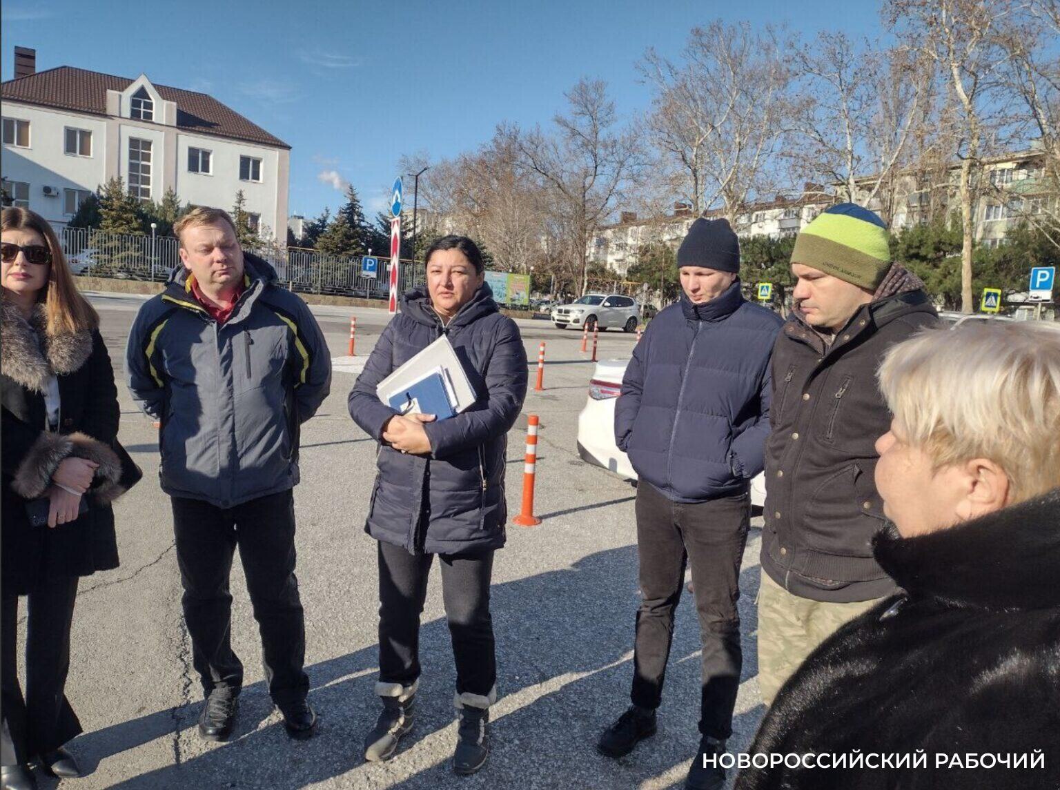 Подрядчик из Перми намерен начать очистку Южных прудов в Новороссийске, однако экологи требуют отложить работы до пробуждения черепах из зимней спячки.   Депутаты и общественники договорились о начале очистки одного пруда весной, остальные работы перенести на лето.