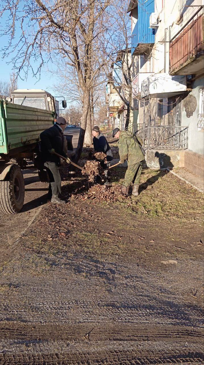 Коммунальщики на страже порядка   Сегодня коммунальщики занимались уборкой территории городского округа, осуществили вывоз ТБО с контейнерных площадок, согласно графику. Так же были убраны новогодние декорации и инсталляции, которые радовали кировчан.  Коммунальные предприятия играют ключевую роль в жизни каждого города и населенного пункта, обеспечивая бесперебойное функционирование систем, отвечающих за порядок и чистоту. Их деятельность охватывает множество важных аспектов: от вывоза мусора и ликвидации несанкционированных свалок до поддержания санитарного состояния общественных мест и благоустройства территорий.  Слаженные действия коммунальных предприятий — это залог благополучия и процветания общества.    дополнительно сообщаем вам, что в МБУ "Кировский комбинат коммунальных услуг" требуются:    - главный бухгалтер,  - землекопы,  - рабочие-озеленители,  - уборщики территории.    ‼Обращаться по адресу:  ул. Борисова, д. 19   Тел. +785746 4-14-17