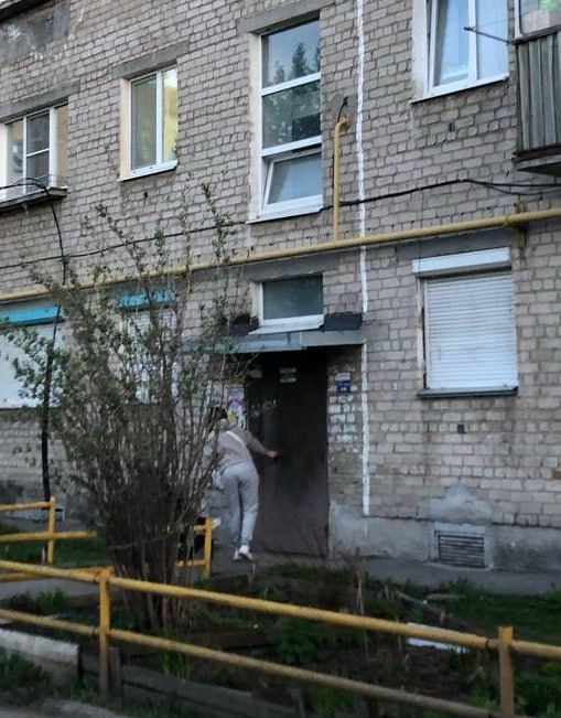В Свердловской области мать била и орала на трёхлетнюю дочь в коляске В Каменск-Уральском на проспекте Победы, 26 ребенок трёх лет в коляске начал плакать. Мать ударила малышку по лицу ладошкой со всей силы и заорала, что девочка ей «надоела». Пока очевидцы искали номер ПДН, мать убежала с ребенком домой, сообщает тг-канал «Инцидент Каменск-Уральский». «Очень просим службы проверить данную мать, т.к. сами мамы, и от увиденного самих затрясло. Очень переживаем за девочку и её жизнь. Ведь если с девочкой маленькой такое творят на улице, неизвестно, что происходит в стенах дома», — сказали очевидцы. Сотрудники подразделения по делам несовершеннолетних проводят проверку, по итогам которой примут процессуальное решение. Фото: «Инцидент Каменск-Уральский» Новости Екб тут