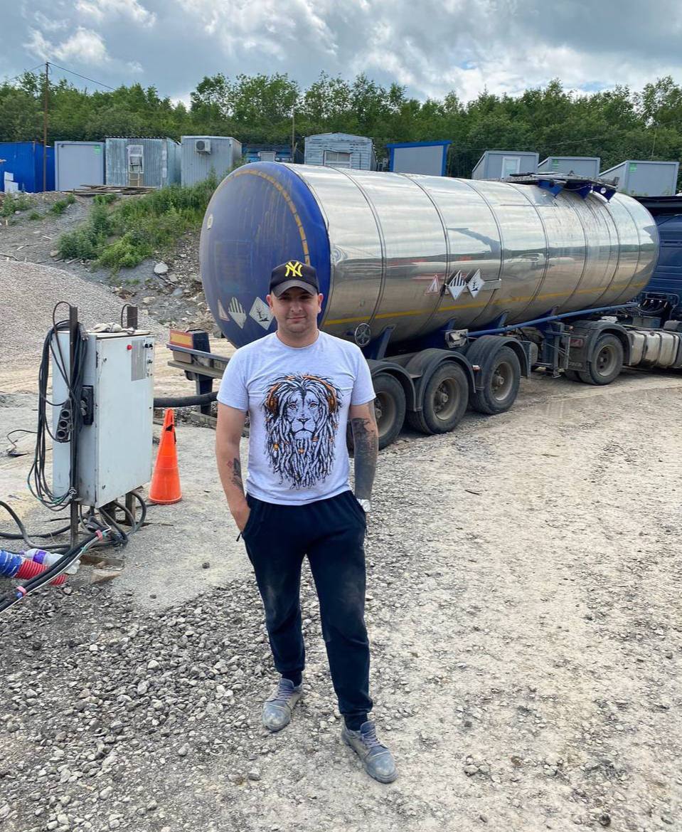 Заводчанину в Ханты Мансийске пришла 13 я зарплата в 7 миллионов рублей Счастливчик разом получил зарплату 34 сотрудников другого филиала Однако служба безопасности замучила его звонками с просьбами вернуть деньги Владимир стал бороться за свою премию потому что по закону при технической ошибке владелец счёта сам решает возвращать средства или нет Он собрал вещи купил новый автомобиль поменял номер телефона и уехал с семьёй в другой город В итоге на него подали в суд и написали заявление в полицию якобы он в сговоре с бухгалтером совершил махинацию Также у него заблокировали банковский счет Но вскоре дело прекратили так как отсутствовал состав преступления а борьба за 7 миллионов продолжается в суде пишет 112 banki oil