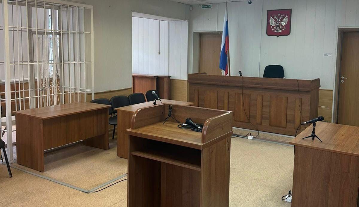 Подростка будут судить в Балаганске за убийство знакомой  В суд передано дело подростка из Балаганского района, обвиняемого в убийстве 12-летней знакомой. Об этом сообщила пресс-служба прокуратуры Иркутской области.  Преступление было совершено вечером 21 сентября 2024 года в селе Тарнополь. На многофункциональной спортивной площадке юноша встретил знакомую, с которой учился в одной школе. Между ними произошёл конфликт, и парень истыкал девочку ножом. Она умерла на месте.  Свою вину в ходе следствия юноша признал частично. Дело направлено в Балаганский районный суд для рассмотрения по существу.   #иркутск